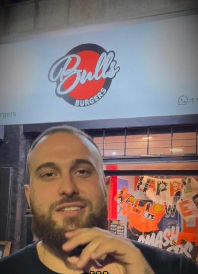 Frente del local de Bulls Burgers decorado por Halloween